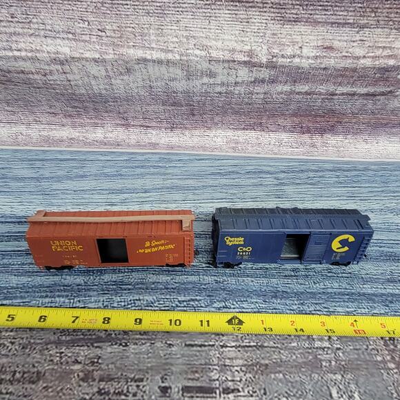 Vintage H.O scale Union Pacific & chessie systems train boxcars blue and brown - Picture 8 of 10